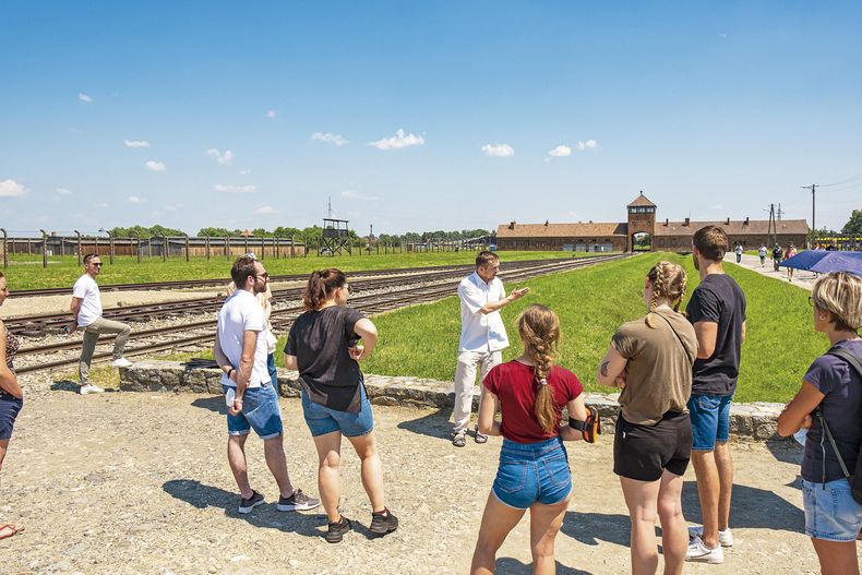 Auschwitz-Birkenau, el mayor campo de exterminio nazi durante la Segunda Guerra Mundial, recibe alrededor de 1,2 millones de visitantes al a&ntilde;o.