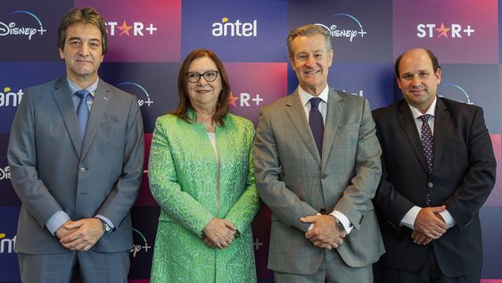 Pablo Ferrari, de la Secretaria Nacional del Deporte, con gerenta general de Antel Annabela Suburú, presidente de Antel Gabriel Gurméndez y Sebastián Piñeyrúa, de Sports Media