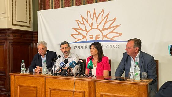 Senadores Robert Silva, Daniel Caggiani, Blanca Rodríguez y José Luis Falero después de recibir al canciller Mario Lubetkin. Senadores Robert Silva, Daniel Caggiani, Blanca Rodríguez y José Luis Falero después de recibir al canciller Mario Lubetkin.