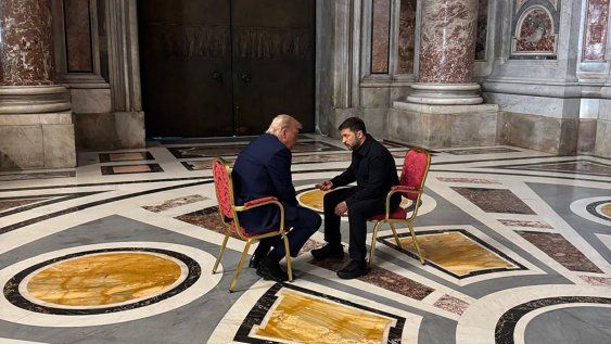 En esta fotografía, tomada y difundida por el servicio de prensa presidencial de Ucrania el 26 de abril de 2025, el presidente de Ucrania, Volodymyr Zelensky (der.), se reúne con el presidente de Estados Unidos, Donald Trump (izq.), al margen del funeral del papa Francisco en la Basílica de San Pedro del Vaticano En esta fotografía, tomada y difundida por el servicio de prensa presidencial de Ucrania el 26 de abril de 2025, el presidente de Ucrania, Volodymyr Zelensky (der.), se reúne con el presidente de Estados Unidos, Donald Trump (izq.), al margen del funeral del papa Francisco en la Basílica de San Pedro del Vaticano