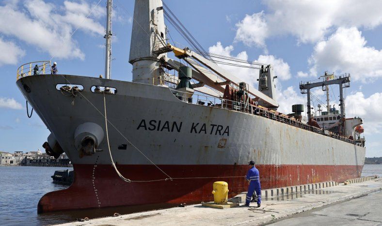 Un trabajador del puerto realiza labores de atraque de un barco que llegó este lunes, en La Habana (Cuba). El barco mercante Asian Katra atracó en la bahía de La Habana con ayuda humanitaria procedente de México y Uruguay para el pueblo cubano, que sufre apagones y una profunda crisis económica gravada por el bloqueo petrolero de EE.UU..