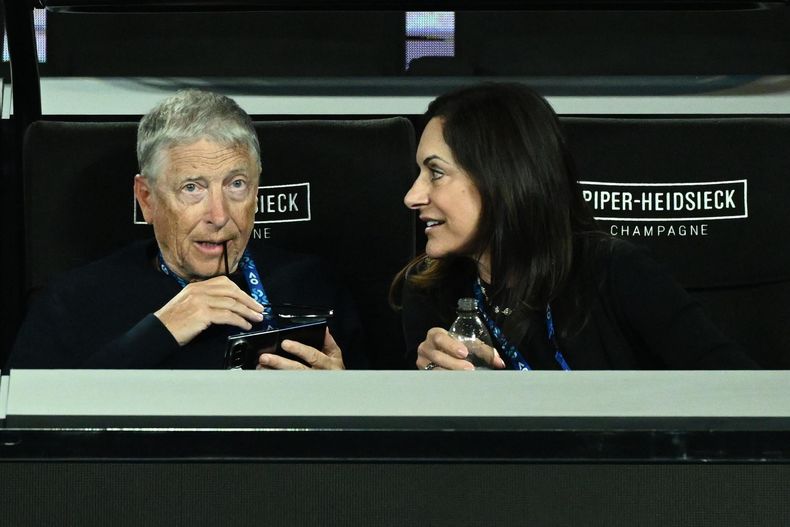 Bill Gates con su pareja Paula Hurd observan un partido del Abierto de Australia.