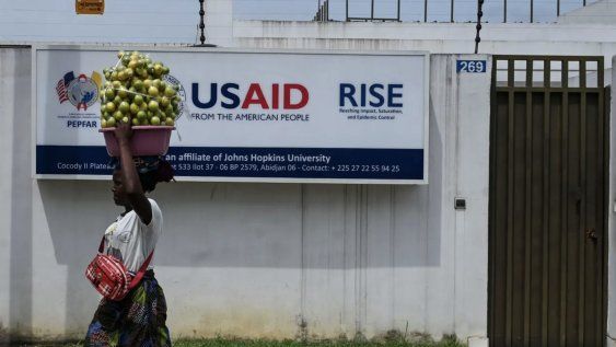 Una vendedora ambulante pasa frente a la oficina de la Agencia de los Estados Unidos para el Desarrollo Internacional (USAID) en Abiyán, 22 de marzo de 2025 Una vendedora ambulante pasa frente a la oficina de la Agencia de los Estados Unidos para el Desarrollo Internacional (USAID) en Abiyán, 22 de marzo de 2025