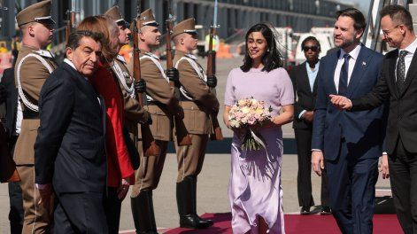 Paolo Zampolli (izquierda), amigo del presidente estadounidense Donald Trump y su enviado especial para las alianzas globales, se une al ministro de Asuntos Exteriores húngaro Peter Szijjarto (derecha) y otros dignatarios en la alfombra roja para dar la bienvenida al vicepresidente estadounidense JD Vance (segundo por la derecha) y a la segunda dama estadounidense Usha Vance (centro) a su llegada al Aeropuerto Internacional Ferenc Liszt de Budapest, Hungría, el 7 de abril de 2026.