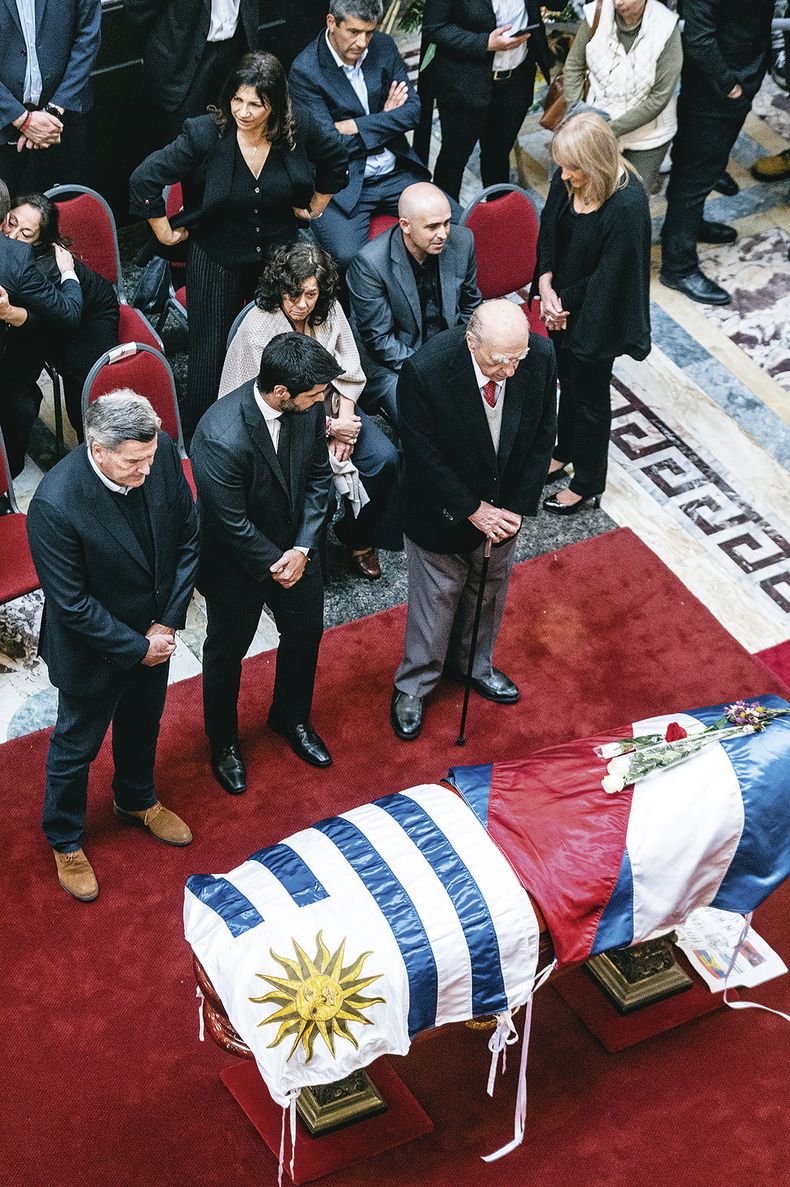 Los senadores Pedro Bordaberry y Andrés Ojeda junto al expresidente Julio María Sanguinetti
