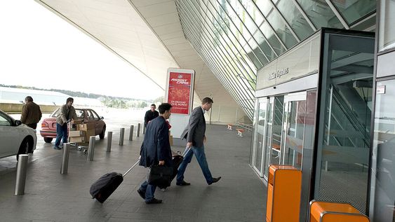 Viajeros ingresan al Aeropuerto Internacional de Carrasco. Foto: Ricardo Antúnez / adhocFOTOS Viajeros ingresan al Aeropuerto Internacional de Carrasco. Foto: Ricardo Antúnez / adhocFOTOS