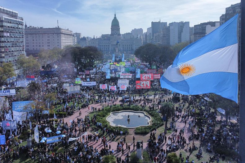 Fotografía aérea de personas manifestándose en defensa de la educación pública superior y la salud pediátrica este miércoles, en Buenos Aires.&nbsp;