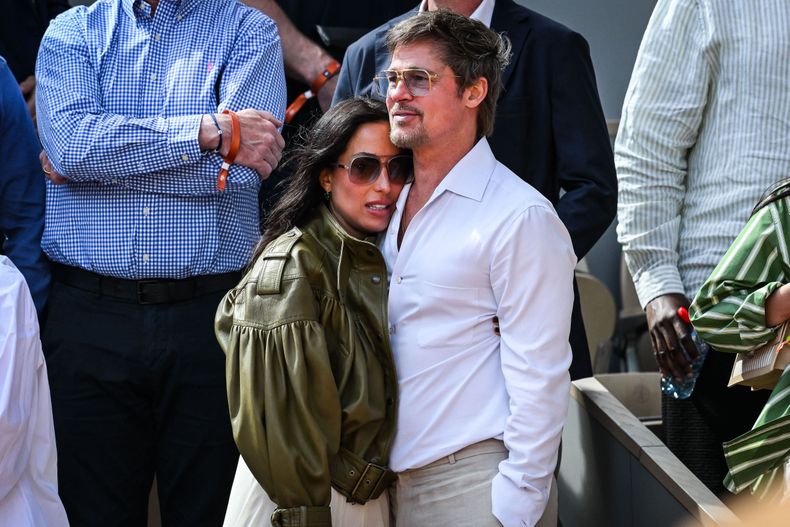 Entre tonos neutros, lino y joyería sencilla, la pareja que hizo pública su relación en 2022 combinó sus outfits para la final de Roland Garros.