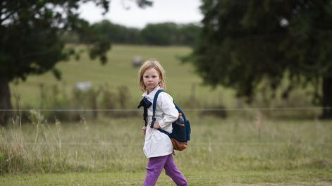 Alumna de la escuela rural 73 de Puntas de San Pedro en el departamento de Colonia. Foto: Daniel Rodriguez, adhocFOTOS