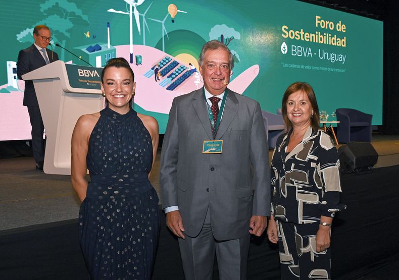 Head of Sustainability Transition Discipline de BBVA Uruguay María Croci, ministro de Ganadería Fernando Mattos y directora de Banca Comercial de BBVA Uruguay Rosario Corral