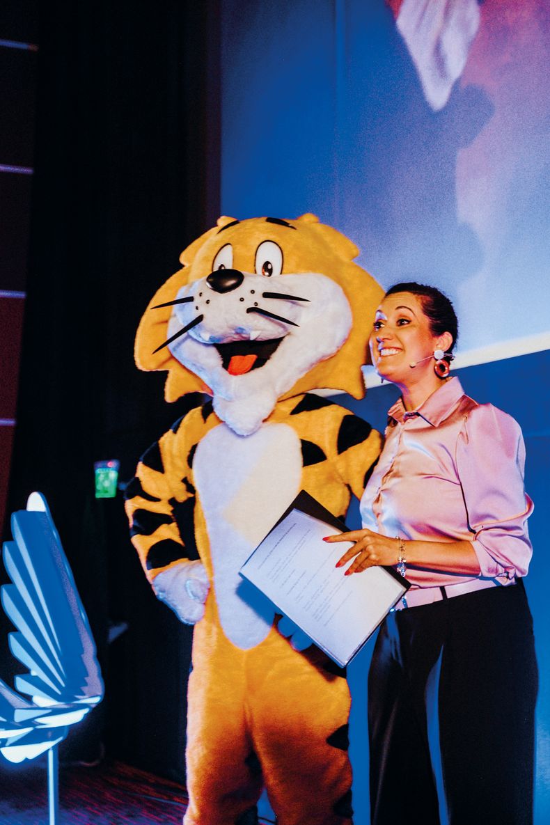 Verónica Chevalier junto al tigre de Seguros SURA.
