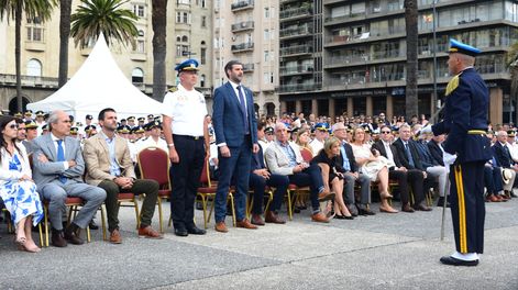 El director de la Policía Nacional, José Manuel Azambuya parado junto al actual ministro del Interior, Nicolás Martinelli, quien tiene sentado a la izquierda a su sucesor Carlos Negro