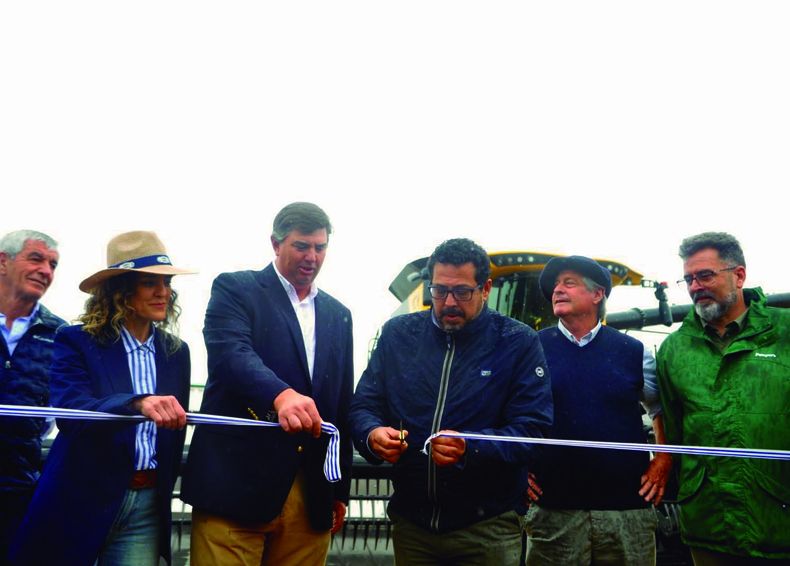 Integrantes de la Asociación Agro-Pecuaria de Dolores, con el secretario de Presidencia, Alejandro Sánchez, el intendente de Soriano, Guillermo Besozzi, y el subsecretario de Ganadería, Agricultura y Pesca, Matías Carámbula.