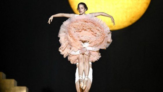 Rosalía comienza el show entre vestimenta y pasos de danza clásica.