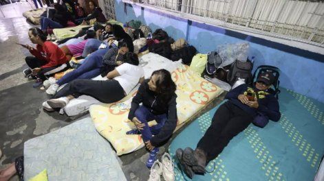 Unos familiares de presos políticos esperan el 11 de enero de 2026 en el exterior de la cárcel El Rodeo I, en Guatire, a unos 30 kilómetros al este de Caracas.