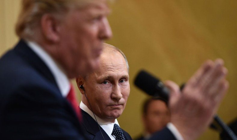 Vladimir Putin escucha a Donald Trump durante un encuentro en Helsinki, en 2018