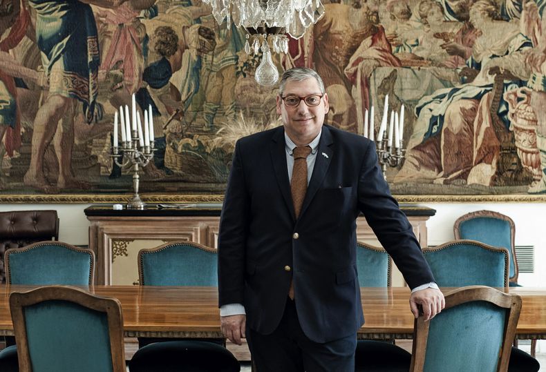 Desde el 3 de julio de 2020, la residencia ubicada en Palermo Chico es el hogar del embajador uruguayo Carlos Enciso Christiansen y su esposa María Noel Crucci.