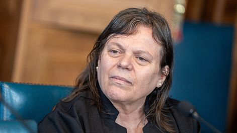 Mónica Ferrero en la Comisión de Asuntos Administrativos en abril de 2025