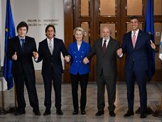 Mandatarios de los países del Mercosur junto a la presidenta de la Comisión Europea