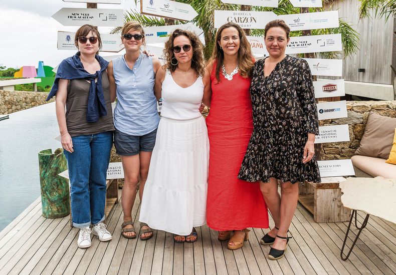 Las productoras de Bélgica Cassandre Warnants, Géraldine Sprimont y Annabella Nezri con la consejera económica y comercial representante del gobierno de la región de Bruselas Jimena Villar Bouchacourt y la productora belga Griselda González