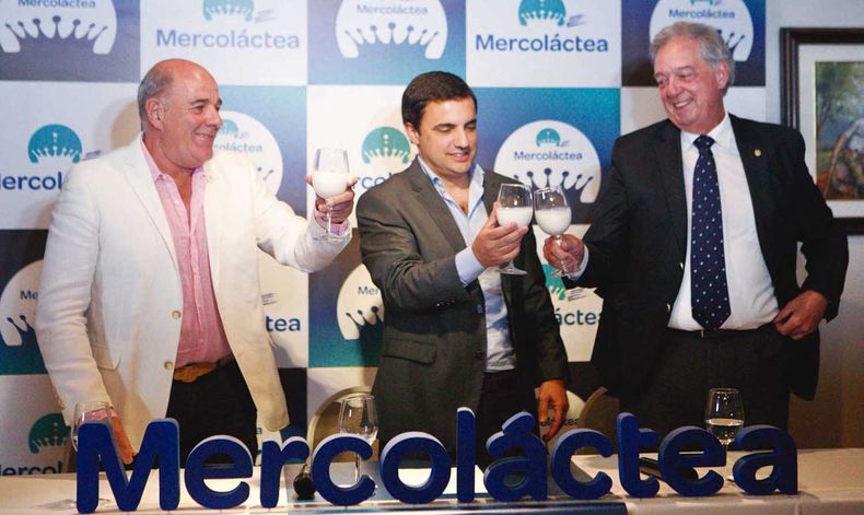 Los directores de Mercoláctea, Aldo Ferrari y Juan Luis Dellapiazza, brindaron con el ministro de Ganadería, Agricultura y Pesca, Fernando Mattos, en el lanzamiento de la segunda edición de Mercoláctea Uruguay