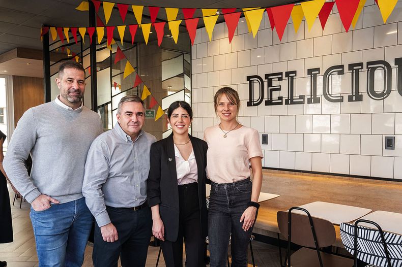 De Arcos Dorados: asistente de Desarrollo Darío López, jefe de Entrenamiento Diego Pereyra, coordinadora de Local Store Marketing Yamila Corrales y gerenta del local Lorena Guedes