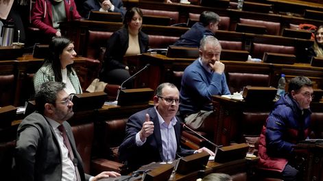 El coordinador de la bancada de Cabildo Abierto, Álvaro Perrone, junto a la otra diputada del partido, Silvana Pérez Bonavita.