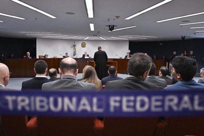 Fotografía general de la sesión del juicio por intento de golpe de Estado del expresidente de Brasil Jair Bolsonaro este miércoles, en el Supremo Tribunal Federal en Brasilia (Brasil).