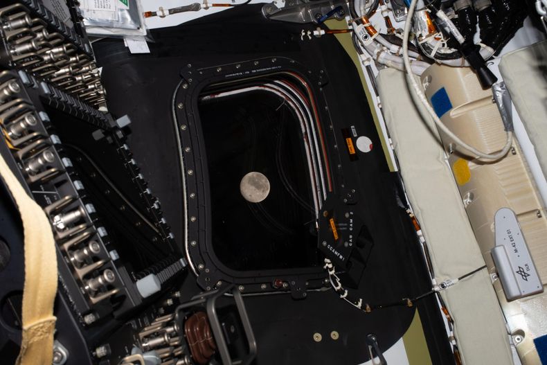 Imagen difundida por la NASA que muestra una vista de la Luna antes del sexto día de vuelo de la misión de Artemis II, que entra en su fase más importante este lunes, cuando los cuatro astronautas verán el lado más oculto de la Luna y superarán la distancia récord de más de 400.000 kilómetros en el espacio profundo desde la Tierra, lo que interrumpirá por un momento su comunicación con la NASA durante unos 40 minutos.