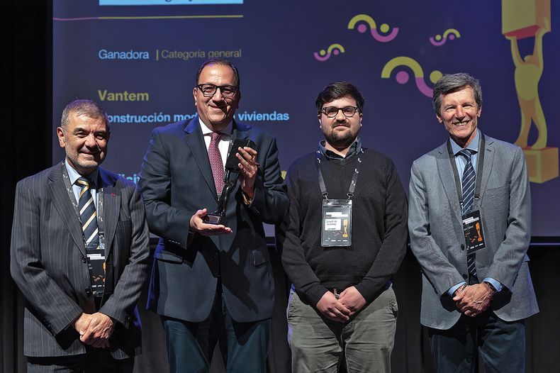Jorge Xavier, miembro del jurado, con George Satt y Sebastián Antúnez, de Vantem, empresa ganadora en la categoría general, y el jurado Omar Cabral, socio principal de PwC