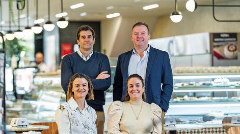 Diego Albanell, asesor de dirección, Álvaro Rodríguez, gerente general, junto a las directoras, María Noel y María José Carrera, posan para Trayectoria.