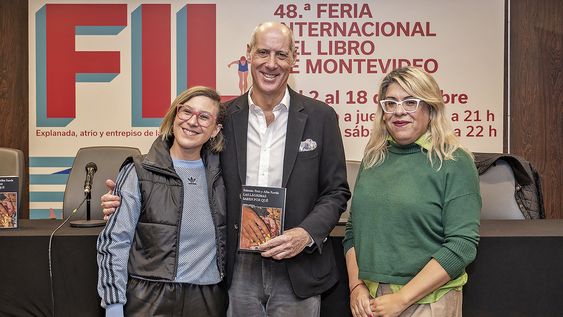 Directora editorial de Planeta Camila Guillot junto a los autores Fabrizio Petri y Alba Rueda.