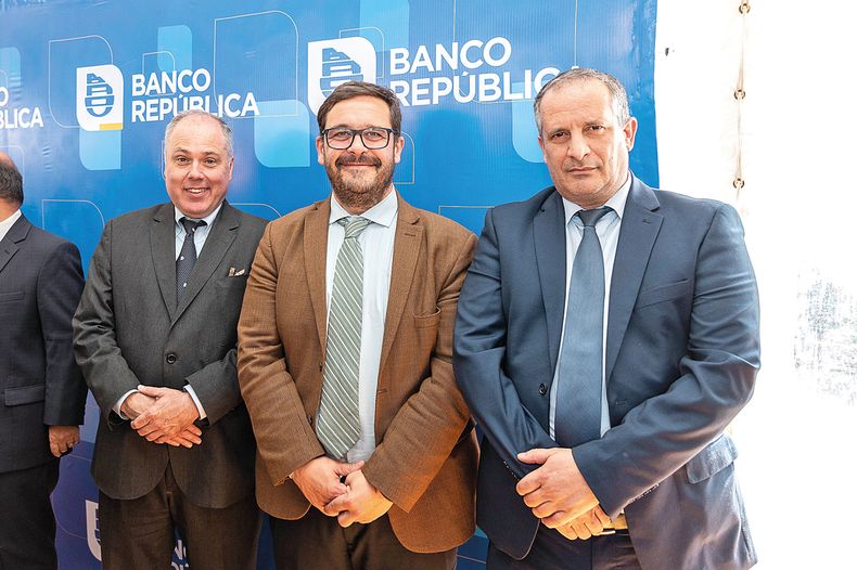 Director de BROU Pablo Sitjar, subsecretario de MGAP Ignacio Buffa y vicepresidente de BROU Alejandro Lafluf