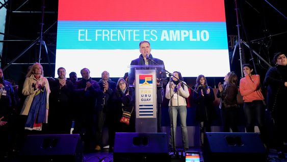 Yamandú Orsi y Carolina Cosse tras los resultados de las elecciones internas del Frente Amplio en la sede del FA en Montevideo Yamandú Orsi y Carolina Cosse tras los resultados de las elecciones internas del Frente Amplio en la sede del FA en Montevideo