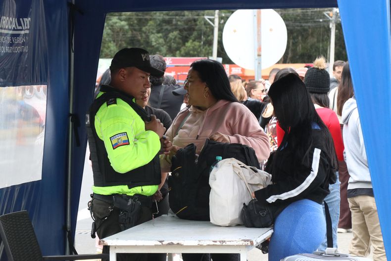 Personas esperan para pasar por el Puente Internacional de Rumichaca, el principal paso fronterizo entre Colombia y Ecuador en Rumichaca (Ecuador).