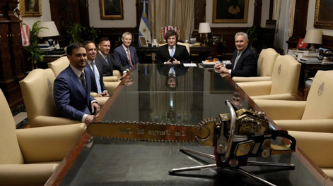 Javier Milei, presidente de Argentina; Peter Thiel, chairman de Palantir; Matt Danzeisen, administrador de Thiel Capital; Matías Van Thienen, socio de Founders Fund y Pablo Quirno, canciller y exembajador argentino en Estados Unidos, reunidos en la Casa Rosa en Buenos Aires, Argentina.