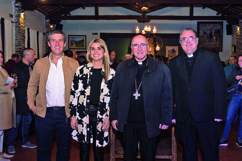 El subdirector de Gestión Álvaro Cristiani y la coordinadora de Recaudación y Comunicación del Liceo Jubilar Sofía Presno con el arzobispo de Montevideo Daniel Sturla y el director general de la institución Valentín Goldie