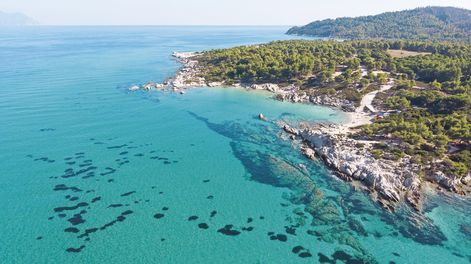 Plathiena,conocida por suscomodidades yservicios, una playapreciosa en la islade Milos, Grecia.&nbsp;