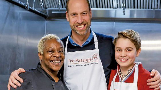 George, hijo mayor del príncipe William, ayudó a preparar el almuerzo en un comedor para personas sin hogar con la ayuda de la chef, Claudette Dawkins.