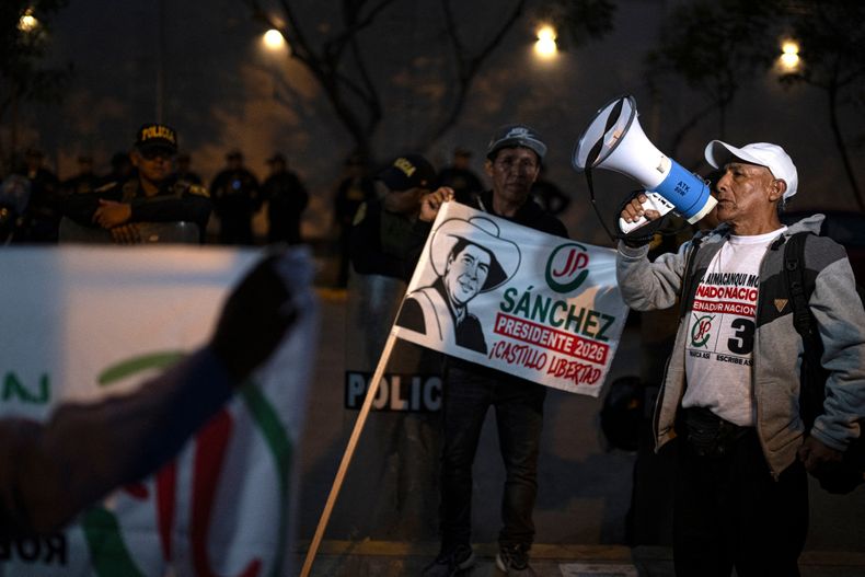 Simpatizantes del candidato presidencial peruano Roberto Sánchez, del partido Juntos por el Perú, protestan frente al Jurado Electoral Nacional (JNE) en Lima el 9 de junio de 2026.