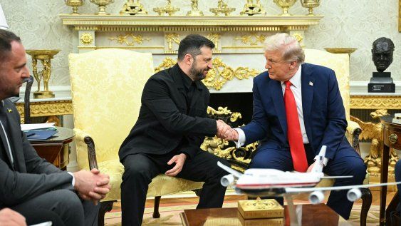 Volodímir Zelenski, y el presidente estadounidense, Donald Trump, se estrechan la mano durante una reunión en la Oficina Oval de la Casa Blanca en Washington, D.C., el 18 de agosto de 2025