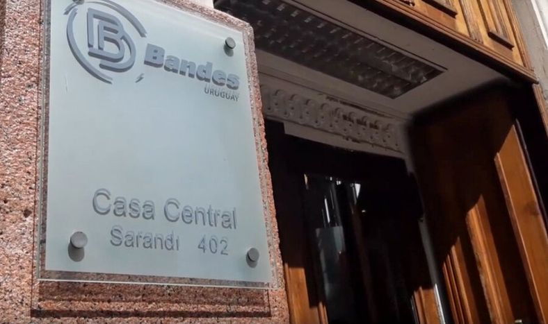 Fachada de la casa central de Bandes Uruguay, en la Ciudad Vieja.