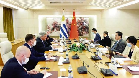 Reunión entre equipos de gobienro de Uruguay y China. Foto: @embajadorcn_uy