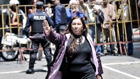 Irma Leites en la puerta del Juzgado de la calle Misiones. Foto: Javier Calvelo, adhocFOTOS