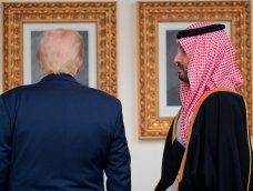 Donald Trump (izquierda), y el príncipe heredero y primer ministro de Arabia Saudita, Mohammed bin Salman, caminan por los pasillos de la Casa Blanca el 18 de noviembre de 2025.