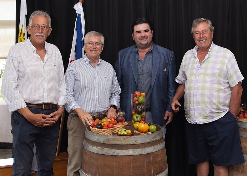 El director general de UTU Juan Pereyra con el ministro de Turismo Tabaré Viera y los intendentes Nicolás Olivera, de Paysandú, y Enrique Antía, de Maldonado