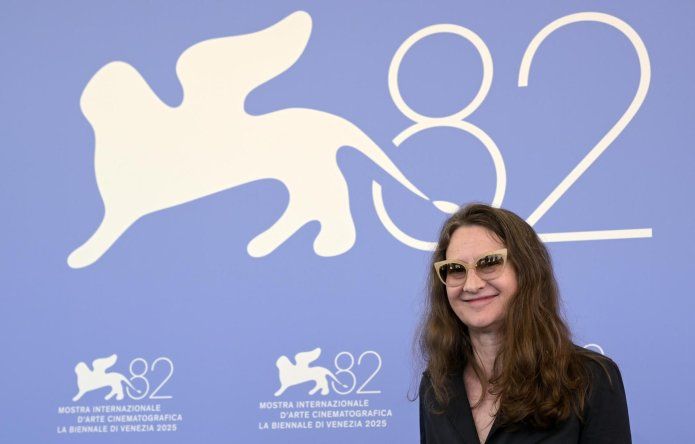 La directora argentina Lucrecia Martel posa durante la sesión fotográfica de Nuestra Tierra en el 82º Festival Internacional de Cine de Venecia, en Venecia, Italia, el 31 de agosto de 2025.
