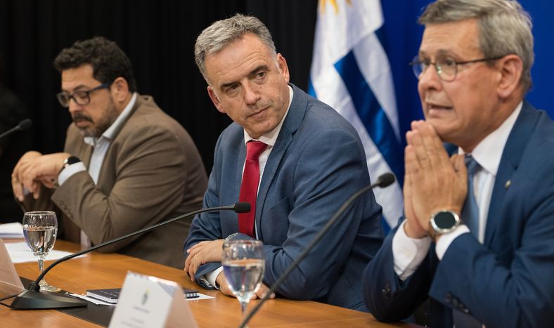 Alejandro Sánchez, Yamandú Orsi y Jorge Díaz, en octubre de 2025, cuando se anunció la denuncia penal por la garantía de fiel cumplimiento del contrato con Cardama.&nbsp;