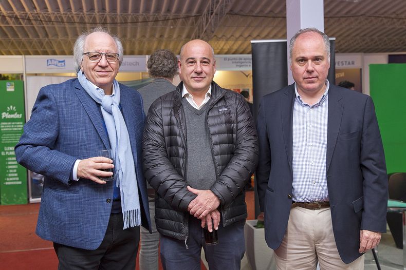 Mauricio Sulimovich con Diego Sitjar y el director del Banco República Pablo Sitjar, en el pabellón de Israel
