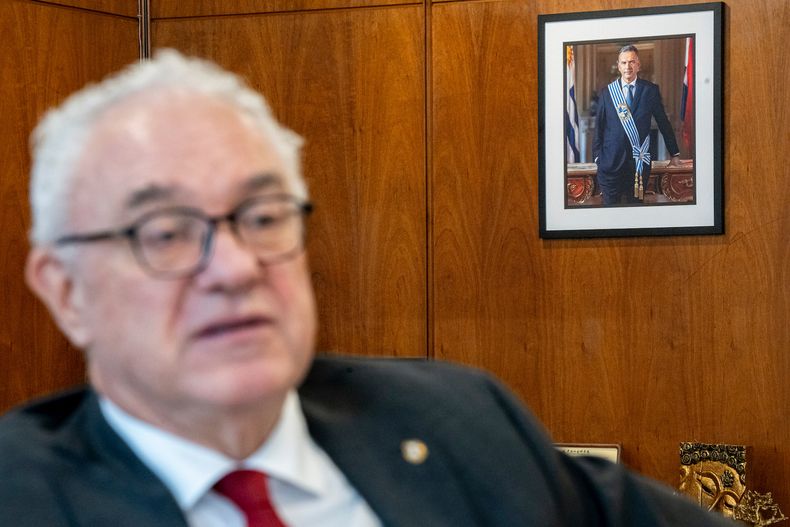 Mario Lubetkin en su despacho del Ministerio de Relaciones Exteriores en Montevideo
